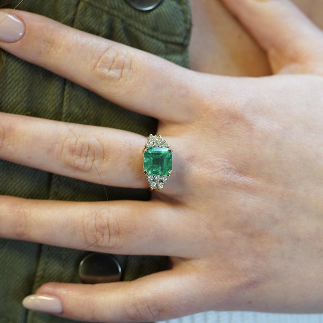 Contemporary Gia Certified 4 Carat Colombian Minor Oil Emerald & Diamond Engagement Ring, Size 6.75 For Sale - Image 3 of 8