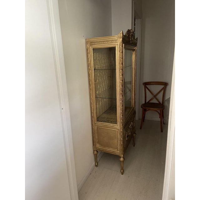 Mid-Century Baroque Carved Wooden Display Cabinet with Tufted Interior, 1980s For Sale - Image 12 of 16