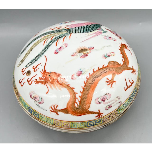 Chelsea House Inc Antique Chinese Guangxu Period Famille Rose Dragon & Phoenix Porcelain Covered Box, 1875–1908 – Chinoiserie / Asian Traditional For Sale - Image 4 of 18