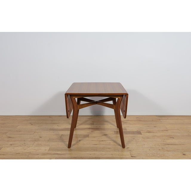 This British extendable dining table was produced in the 1950s by G-Plan. The frame is made of beech wood, the tabletop is...