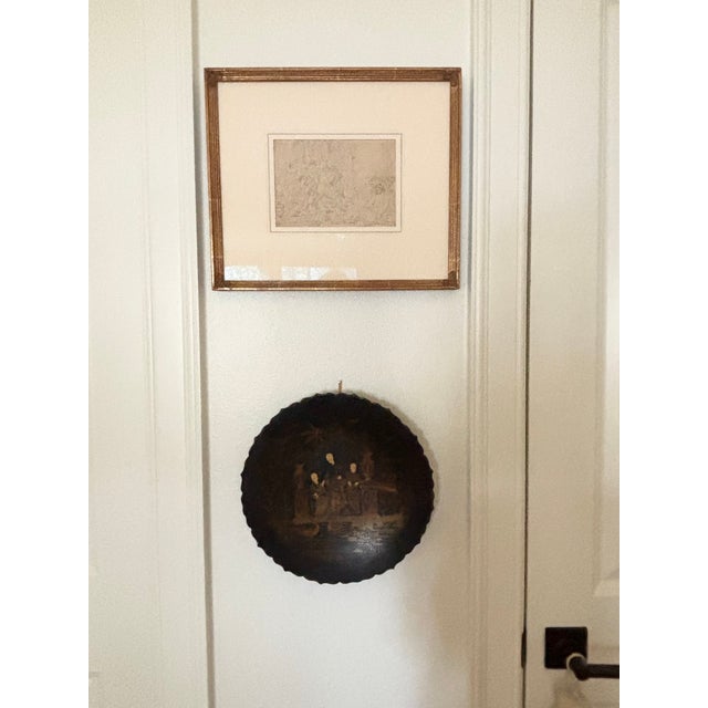 Black Antique English Chinoiserie Black Papier-Maché Scalloped Edge Pedestal Dish / Decorative Wall Plate For Sale - Image 8 of 17
