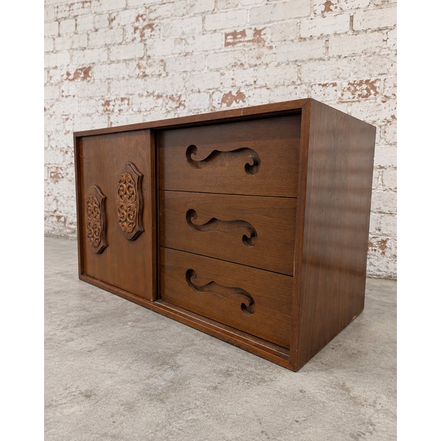 1960s Young Manufacturing 1960's Vintage Mid Century Modern Brutalist Dresser, Attributed For Sale - Image 5 of 5