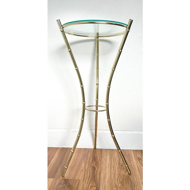 Late 20th Century Vintage 30" Faux Bamboo Brass-Tone Metal & Glass Plant Stand – Hollywood Regency / Chinoiserie For Sale - Image 5 of 10