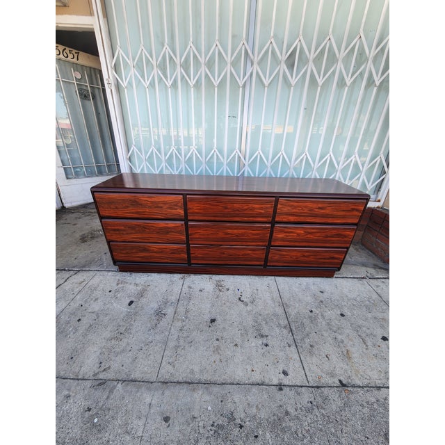 1970s Danish Modern Rosewood Dresser For Sale - Image 4 of 10