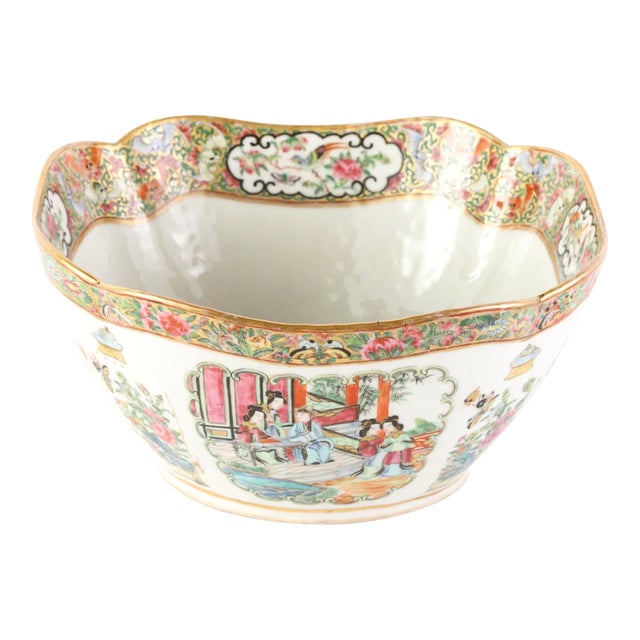 Mid 19th Century Famille Rose Bowl With Interior Bat Rim For Sale