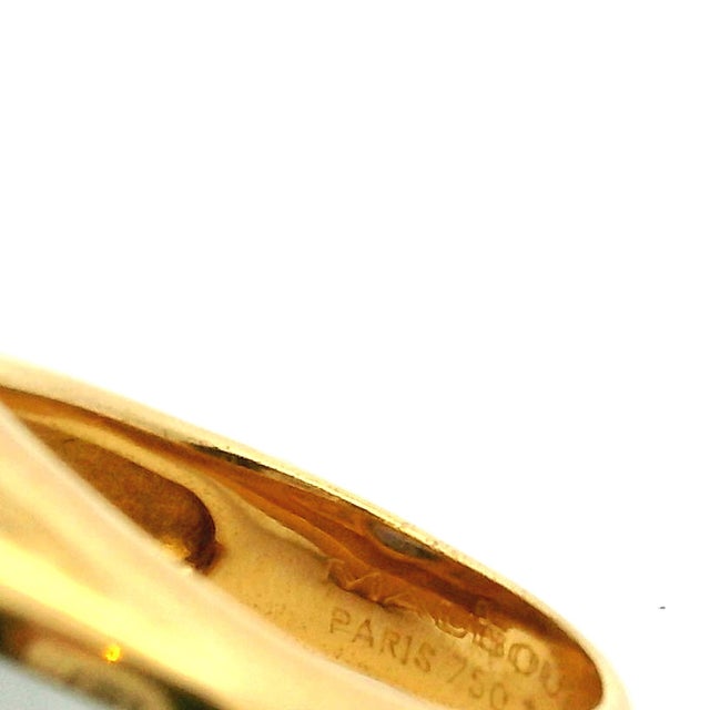 1980s Vintage Mauboussin Paris 18k Yellow Gold Iolite & Mother-of-Pearl Dome Ring, Size 5 For Sale - Image 5 of 11