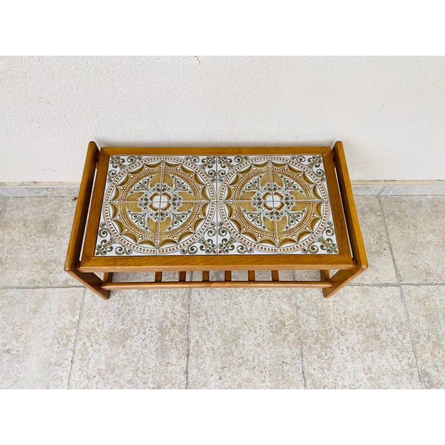 Vintage, Scandinavian teak coffee table dating from the sixties, tiled top. May show traces of life linked to its age....