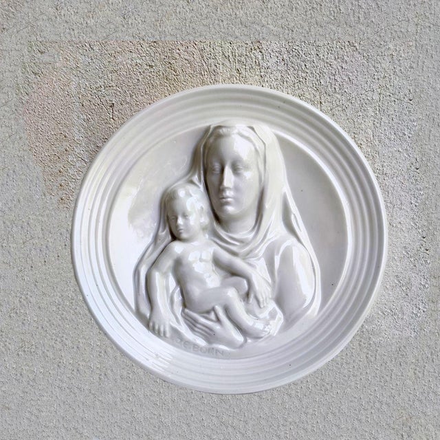 Emile Jacob Born | Frankfurt 1981- 1902 | Bas-relief depicting the Madonna with child | diameter 25x25x5,5 | Signed:...