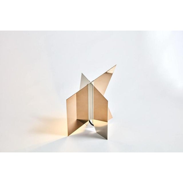 Geometric flare 03 table lamp by jennifer midoz dimensions: d 30 x w 28,5 x h 32 cm materials: polished brass color...