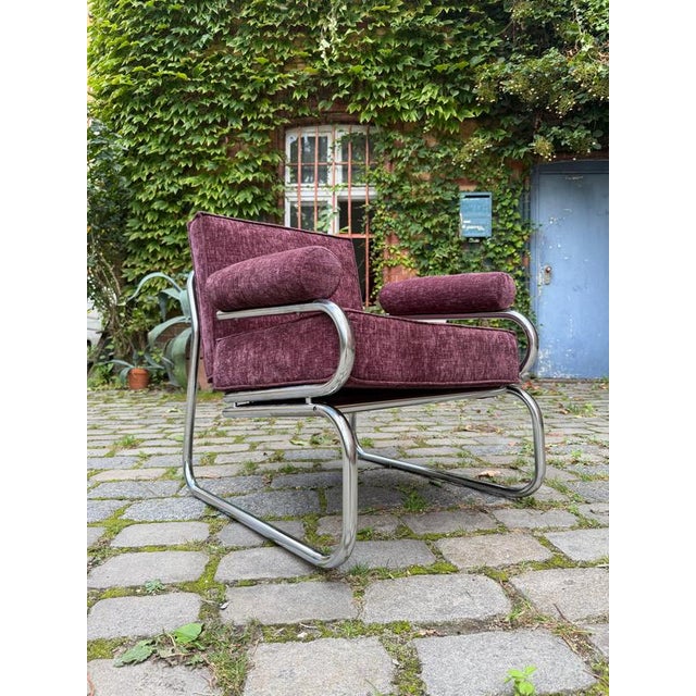 The Halina armchair from Deutsche Werkstätten Hellerau is a modern classic of East German mid-century design, presented...