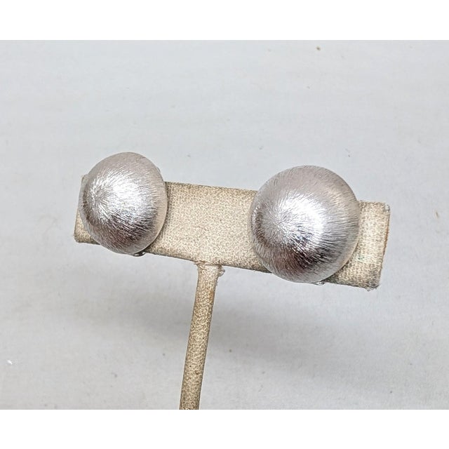 Napier Vintage 1960s Signed Napier Round Domed Florentine Finish Clip Earrings- 2 Pieces For Sale - Image 4 of 9