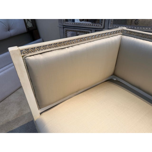 Beige French Carved Neoclassical Chaise Lounge in Ivory Silk Upholstery For Sale - Image 8 of 10