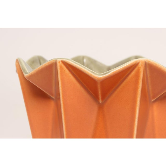 Orange Vintage "Prismatique" Orange and Green Vase by Belle Kogan for Red Wing Pottery For Sale - Image 8 of 12