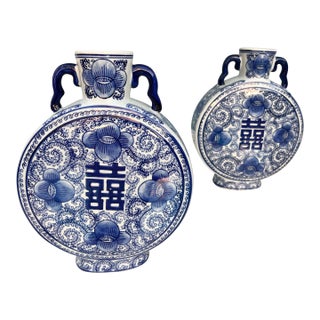 Late 20th Century Pair of Asian Flat Urns With Two Handles in Blue & White- 2 For Sale