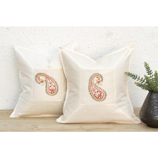 A refined decorative pillow cover from DE-COR's Contempo Paisley collection, crafted from a lustrous silk-blend fabric...