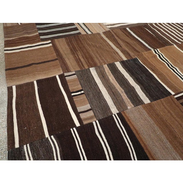 Mid-Century Modern Mid-20th Century Turkish Flatweave Kilim Room Size Carpet For Sale - Image 3 of 8