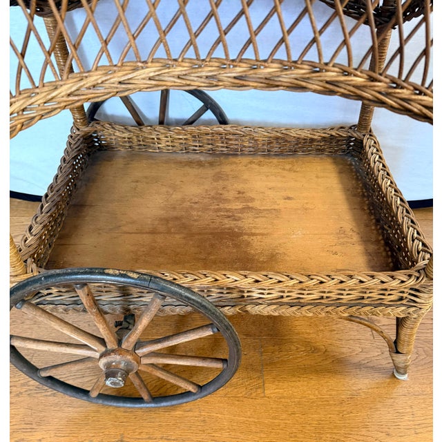 Early 20th Century Heywood Wakefield Wicker Rolling Bar Cart Tea Cart With Removable Glass Tray For Sale - Image 5 of 9