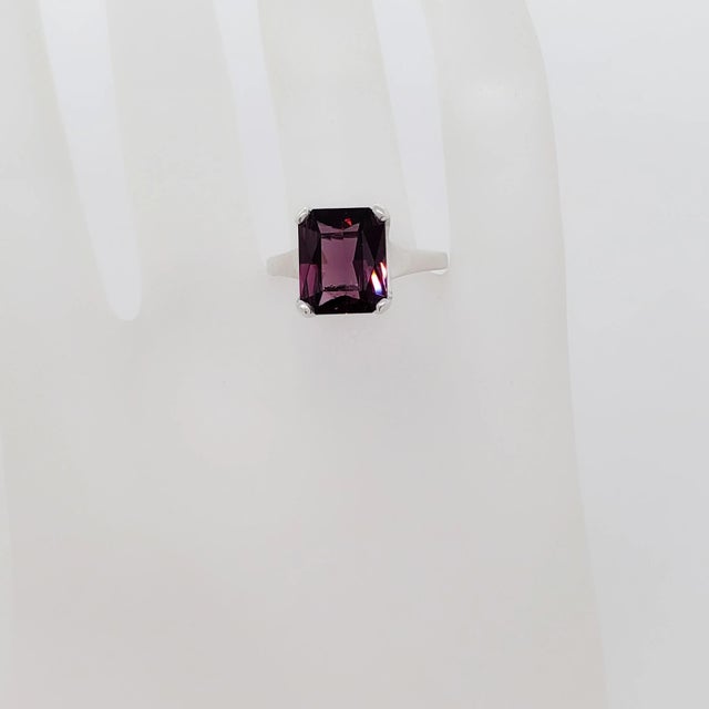Early 21st Century Purplish Pink Spinel Solitaire Ring in 18k White Gold, size 7 For Sale - Image 5 of 5