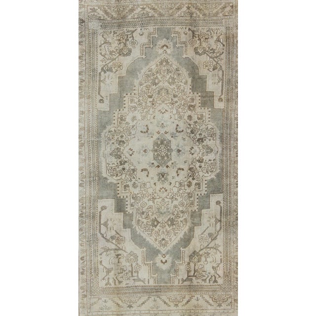 Mid 20th Century Mid 20th Century Vintage Turkish Oushak Rug With Floral Medallion Design in Ivory and Gray For Sale - Image 5 of 9