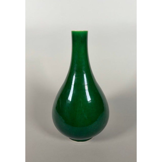 Kangxi monochrome green porcelain vase (1662-1722), China, 18th century For Sale - Image 4 of 7