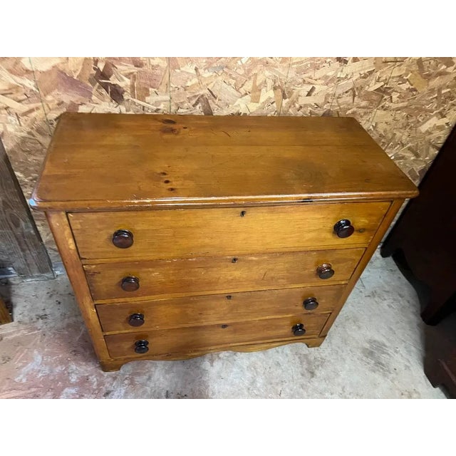 Wood Antique Yellow Pine Chest of Drawers With Knap Drawer Joints, Early 19th Century For Sale - Image 7 of 13