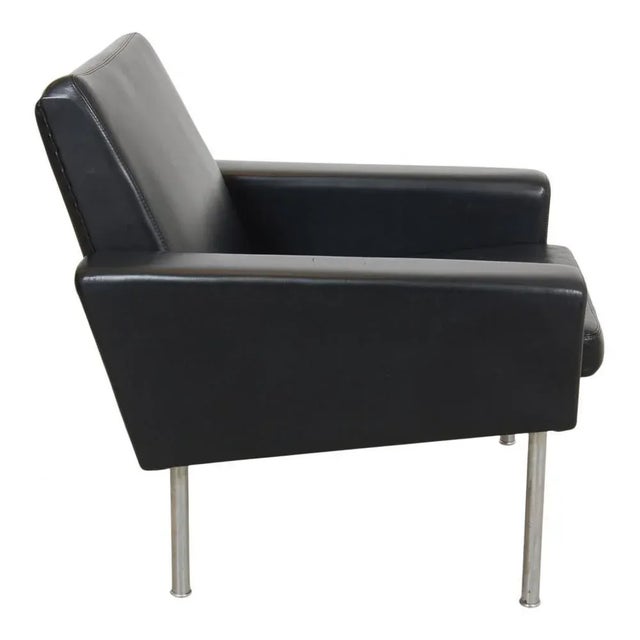 Hans Wegner airport lounge chair model GE-34 in patinated black leather. The chairs are from around the 80's but have been...