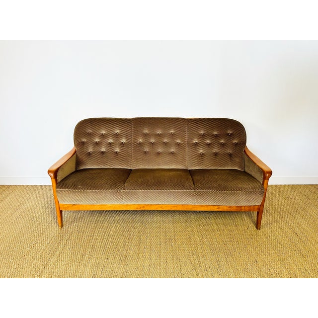 Magnificent vintage scandinavian sofa (circa 1960), authentic and in very good condition. this 3-seater sofa captivates...