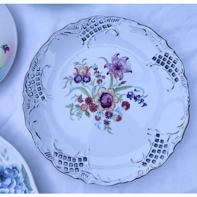 Late 20th Century Butterflies and Pink, Yellow, and Blue Garden Flowers Decorative Wall Plate Curation- Set of 7 For Sale - Image 5 of 14