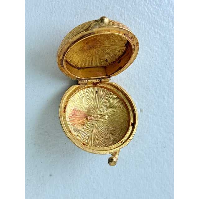 Vintage 1960s Estée Lauder Gold Tone Rope Motif Turquoise Resin Solid Perfume Compact For Sale In New York - Image 6 of 9