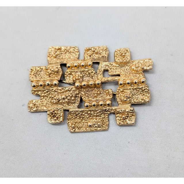 Napier Vintage 1971 Signed Napier Modernist Goldtone Brooch For Sale - Image 4 of 6
