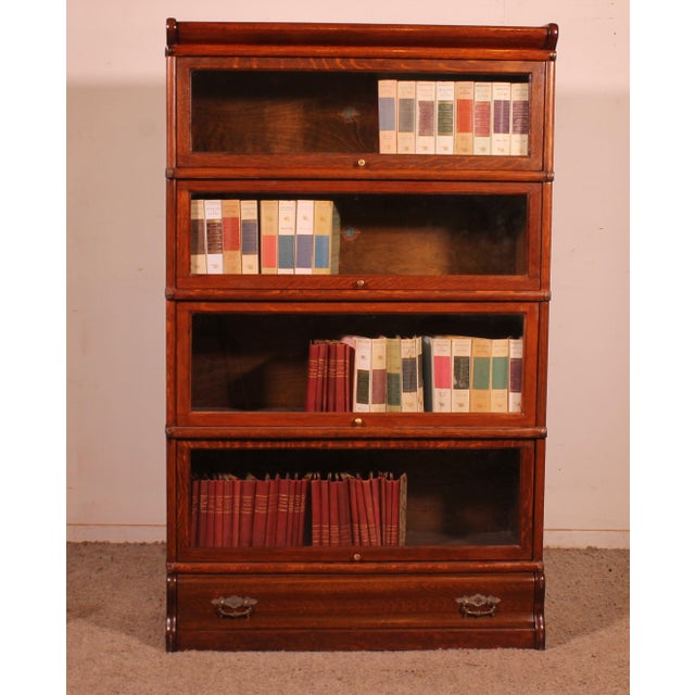 Elegant Globe Wernicke London oak bookcase from the late 19th/early 20th century, England, comprising four sections with a...