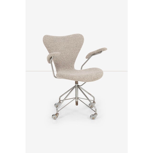 Mid-Century Modern 1960s Arne Jacobsen Sevener Desk Chair, Model 3117 For Sale - Image 3 of 12