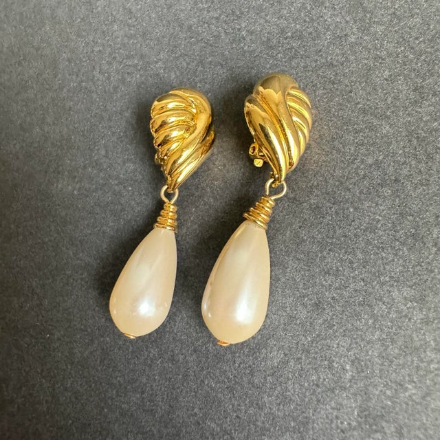 Vintage Gold Tone Faux Pearl Teardrop Earrings Clip On Wedding Bridal Classic Elegant Vintage condition with light general...