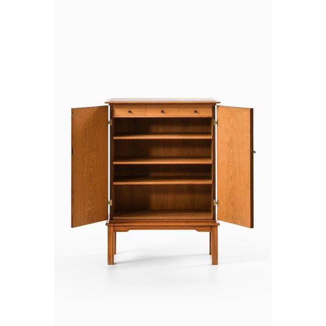 Mid-Century Modern Oak and Brass Cabinet by Oscar Nilsson, 1940s For Sale - Image 3 of 11