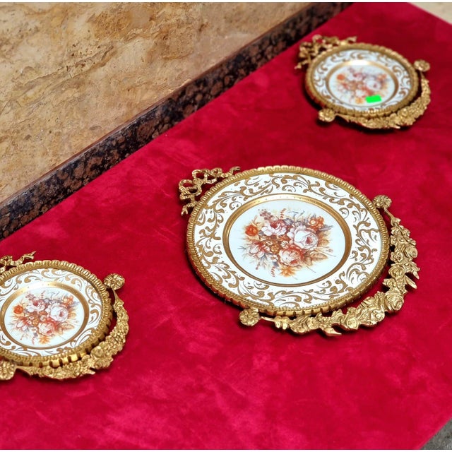 Baroque Ornate Gold-Framed Rose Wall Décor – Set of 3 Baroque Ceramic Medallions in White & Gold For Sale - Image 3 of 5