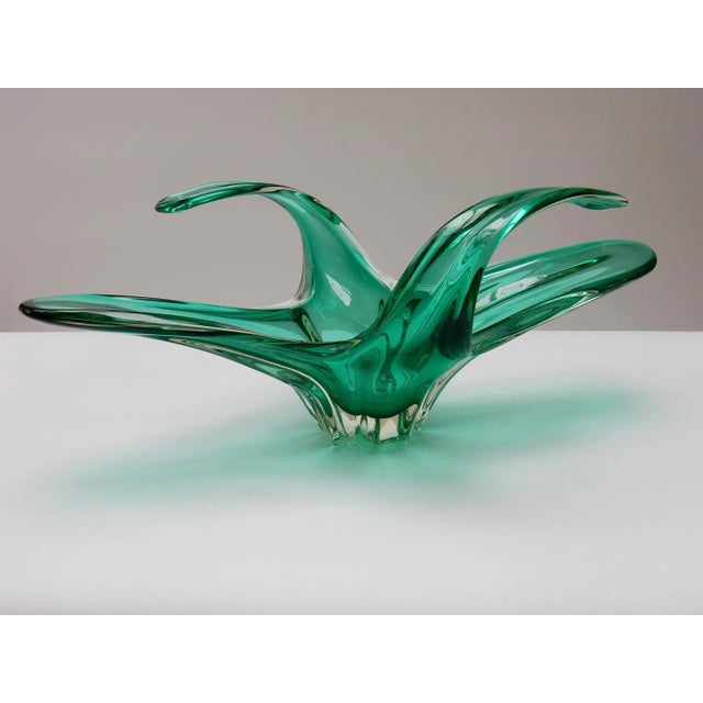 Unique centrepiece in green handblown glass, Belgium 1970s A unique translucent centrepiece made in Belgium in the 1970s...