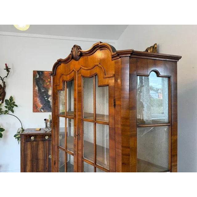 Baroque Style Display Cabinet in Walnut and Glass, 1970s For Sale - Image 4 of 17