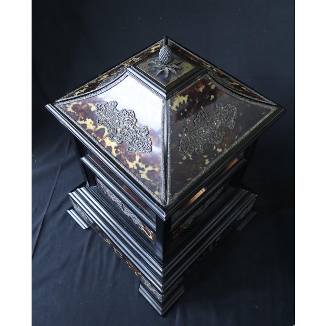 Late 19th Century English Faux Tortoiseshell and Silver-Mounted Tantalus With Four Large Decanters For Sale - Image 13 of 18
