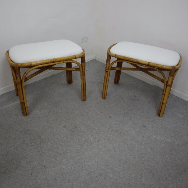 Pair of Italian Rattan and Bamboo Stools with White Bouclé Fabric, 1970s Elegant pair of Italian stools from the 1970s,...