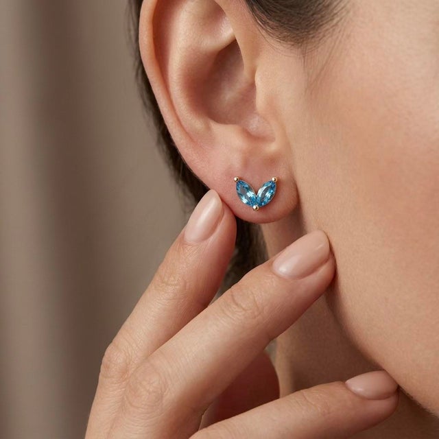 Enhance your jewellery collection with these charming leaf-inspired stud earrings featuring a graceful dual marquise...