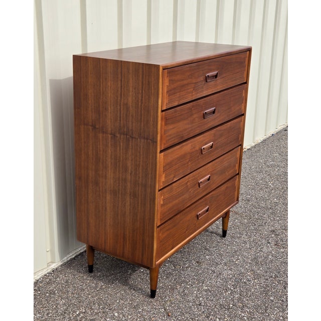 This is a vintage Lane Acclaim 5 drawer tallboy. It features dovetailed inlany on the edges of the drawers. This dresser...