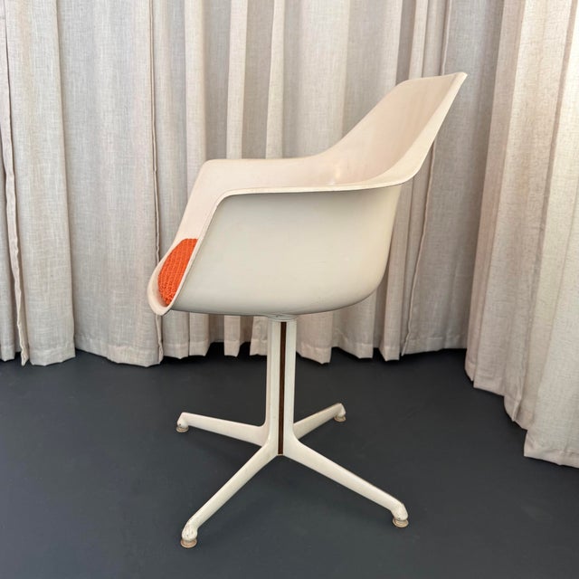 Mid-Century Modern Mid-Century Modern Fiberglass Pedestal Arkana Chair by Maurice Burke For Sale - Image 3 of 8