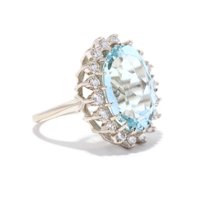 Modern 10ctw Oval Aquamarine Diamond Ring, 14k White Gold, Ring Size 7.75 For Sale - Image 3 of 7