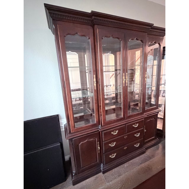 Thomasville Large Chippendale Mahogany China Cabinet – Mirrored Back, Glass Shelves For Sale - Image 4 of 11