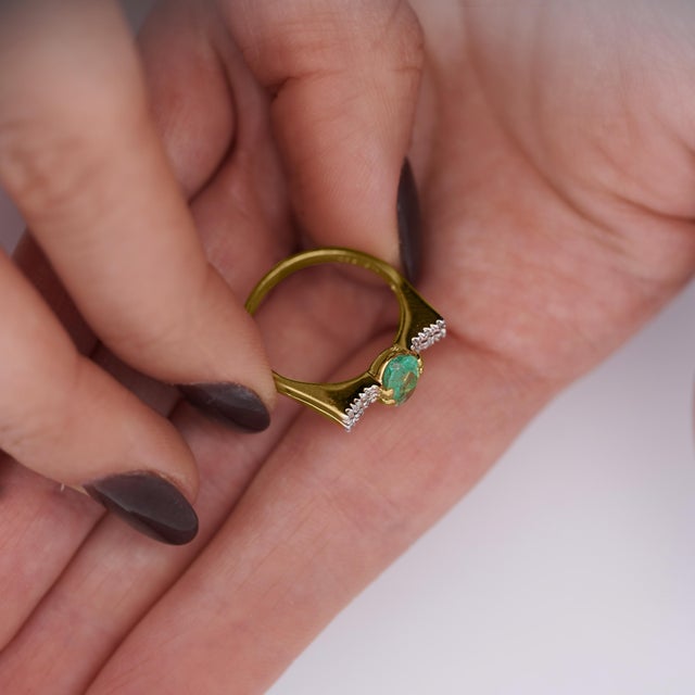 Green 0.86 Carat Vibrant Green Oval Cut Emerald & Diamond in 14ky Gold Statement Ring, Size 7.25 For Sale - Image 8 of 8