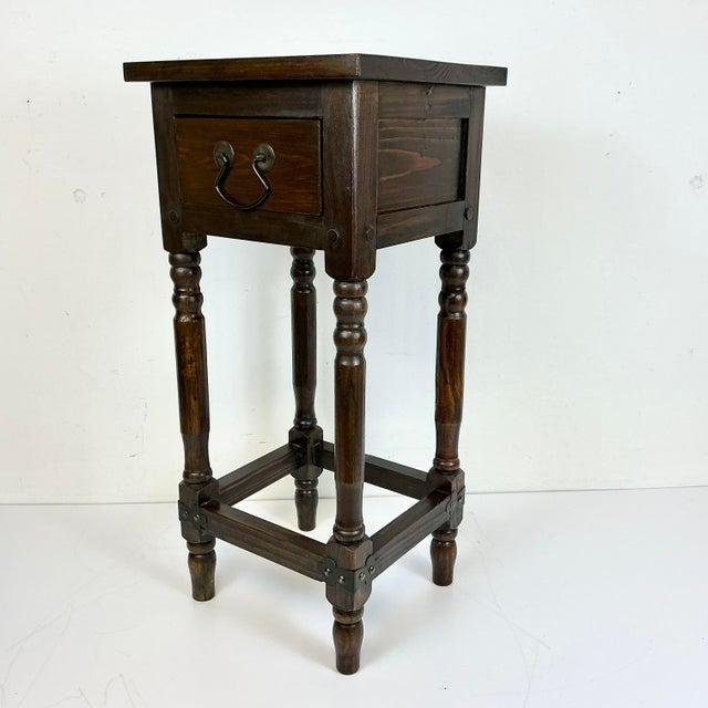 1970s Vintage Arts & Crafts Farmhouse Federal Pine Drinks Table After Ethan Allen Old Tavern. For Sale - Image 9 of 15