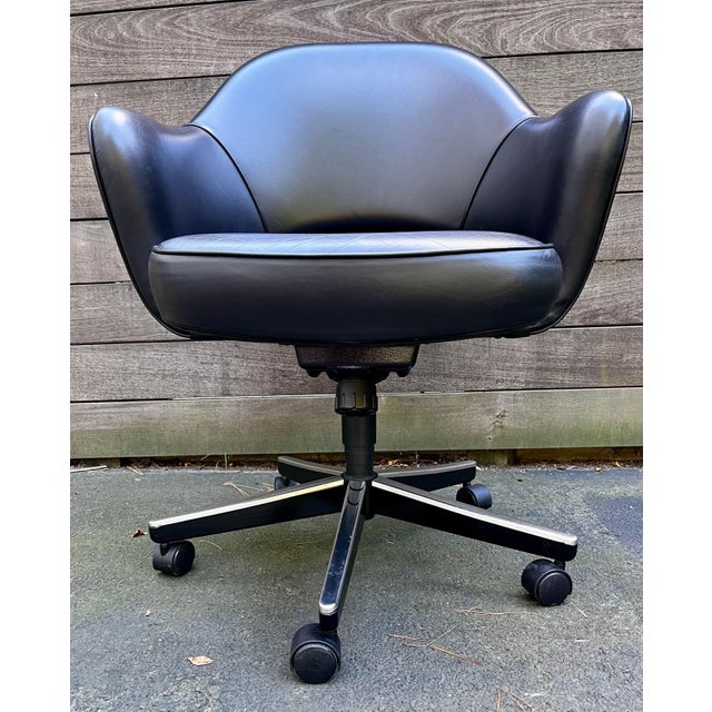 Metal Executive Leather Chair with Swivel & Tilt Base by Eero Saarinen for Knoll For Sale - Image 7 of 12