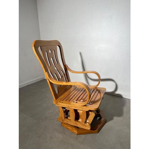 Charming vintage American rocking chair made in solid wood with a warm honey finish. This model combines a classic rocking...