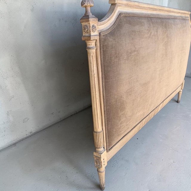 Mid-Century Italian Carved Regency Style Palm Finial King Headboard in Velvet For Sale - Image 4 of 7