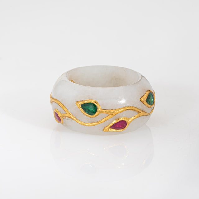 Mid-Century Modern Vintage White Jade Ring Sz 5 Gemstones Vine Leaves 18k Yellow Gold Band For Sale - Image 3 of 6